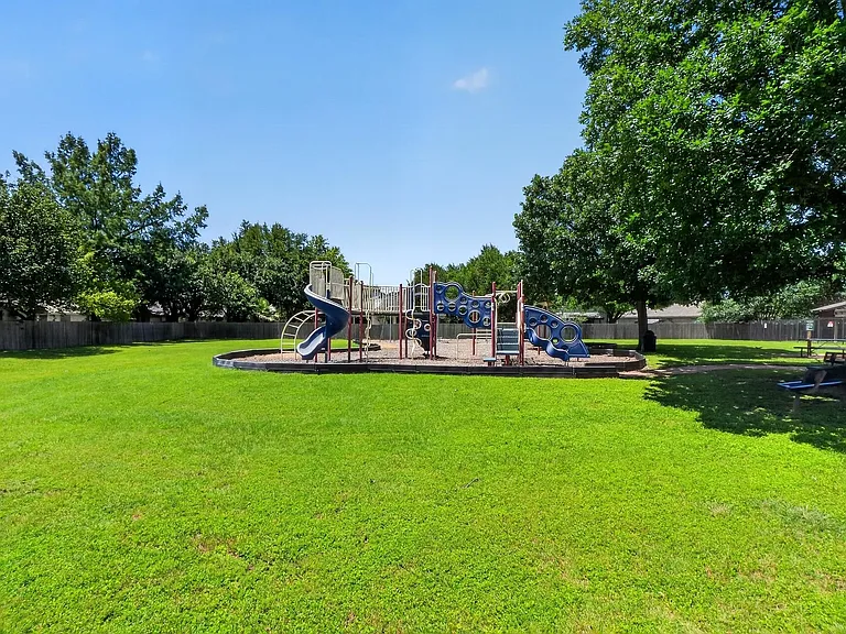 300 N Carriage Hills Dr — Photo 32