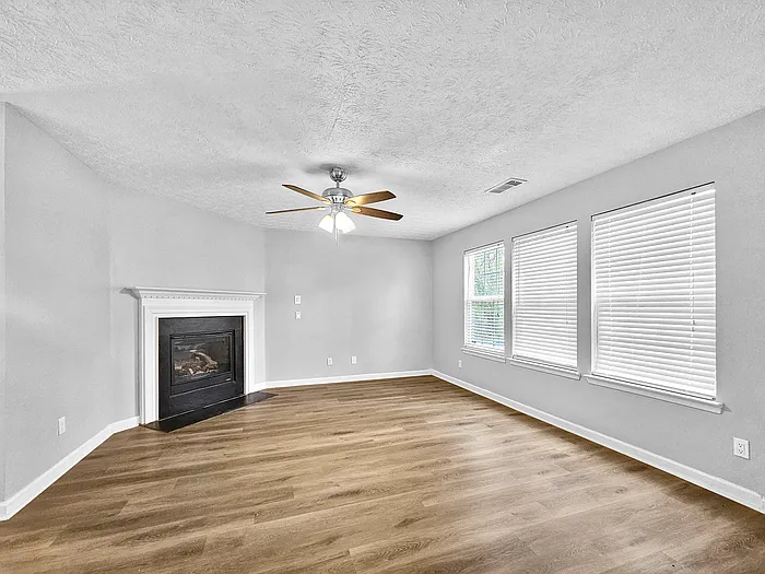 4 bed, 2.0 bath, 2095 sqft, $2,245 — Photo 4