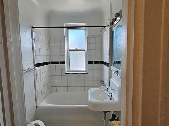 4th image of 806 N Main Oval #202