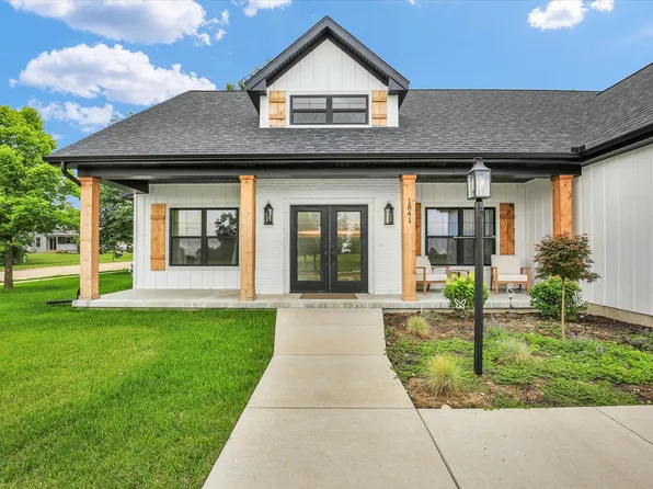 1841 S Stone Creek Blvd, Urbana, IL 61802