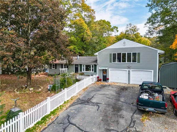 13 Cedar Knoll Dr, Ashaway, RI 02804
