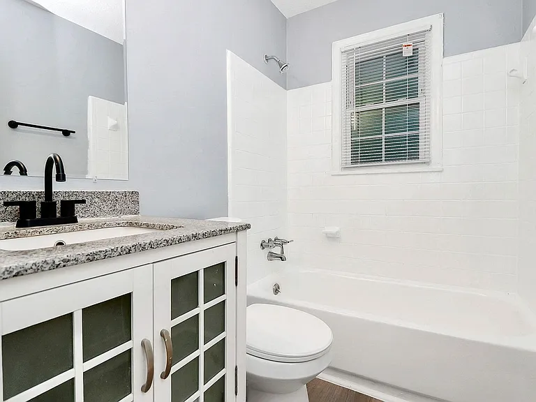 Thompson Place Apartments — Photo 11