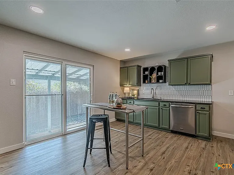 1947 Queen Victoria Dr — Photo 15