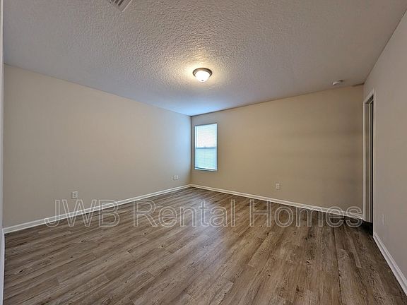 4th image of 5770 Carver Cir NE