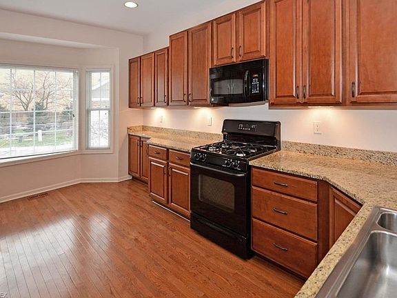 5th image of 27 Somerset Dr