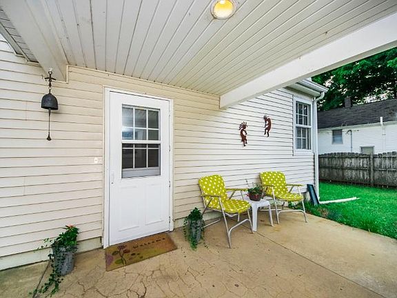 5th image of 102 W Sunny Ln