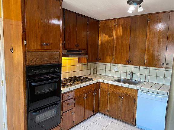 5th image of 10 Clover Cir