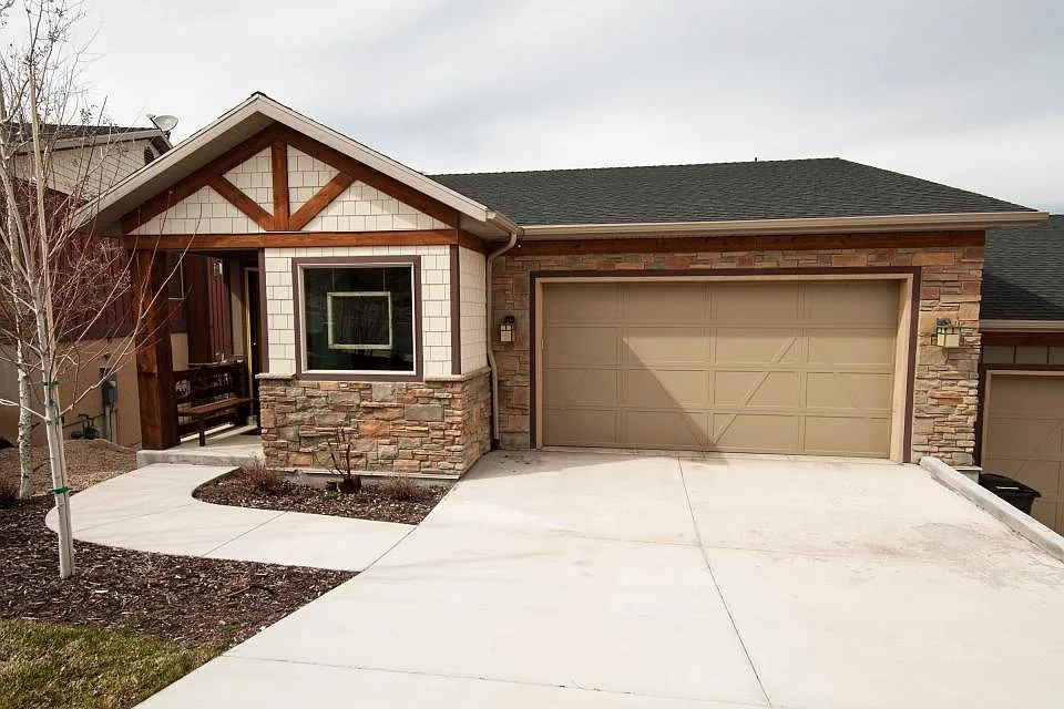 1426 Hailstone Dr — Photo 2