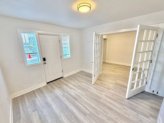 4th image of 1417 NE 55th St APT E