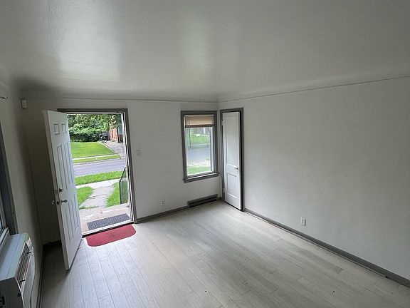 5th image of 15756 Bentler St