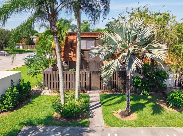 2185 WHITE PINE Circle #C, Greenacres, FL 33415