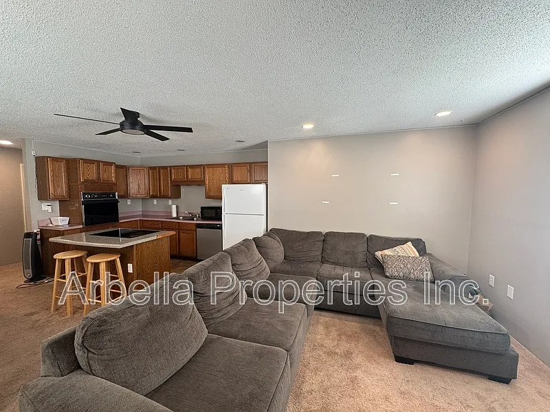 3 bed, 3.0 bath, 1680 sqft, $2,400 — Photo 2