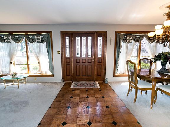 5th image of 9425 Oakwood Manor Ln