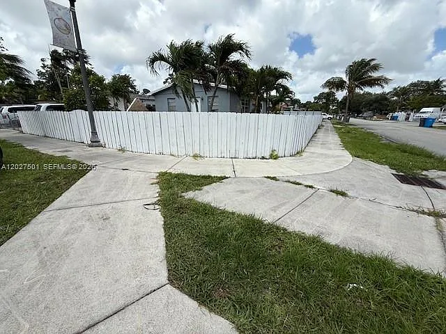 3700 SW 56th Ave — Photo 2