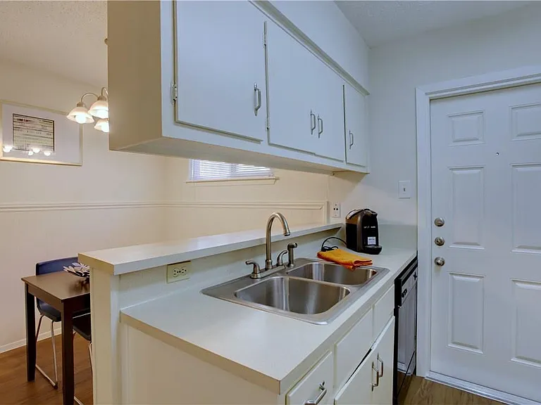 816 W North Loop Blvd #111 — Photo 7