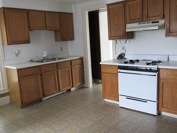 5th image of 351 Main St APT 3