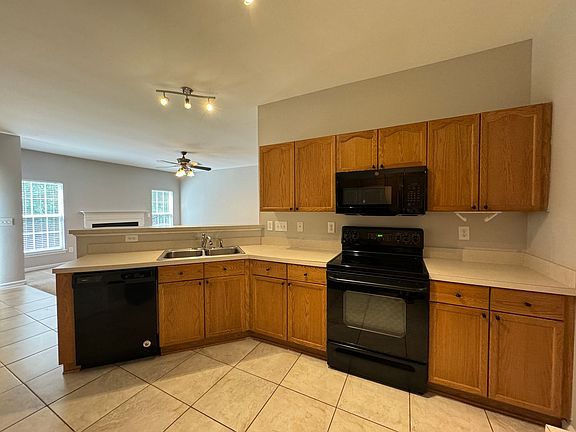 3rd image of 125 Chelsea Ct