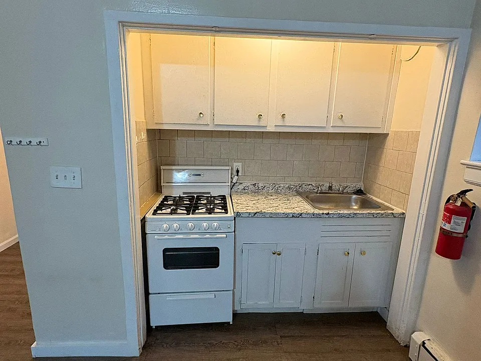 79 Hopkins Pl #2A