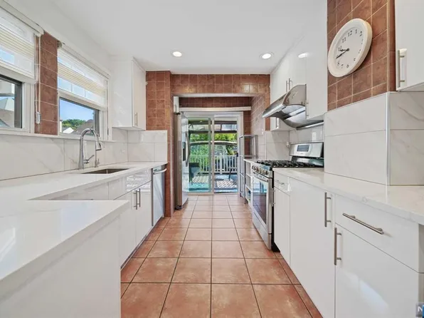 895 Elm Ave, Ridgefield, NJ 07657