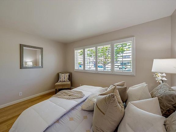 3rd image of 1556 Hemlock Ave