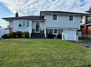 418 N Queens Ave, Massapequa, NY 11758