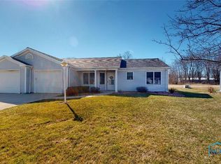 894 Meadow Ln, Fremont, OH 43420