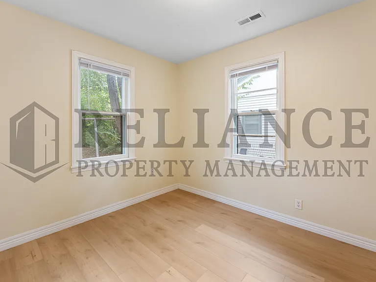 1022 S Yale St — Photo 10