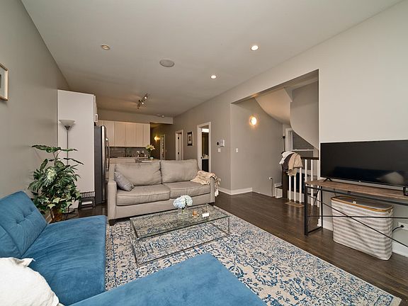 3rd image of 1061 W Cornelia Ave APT 1F