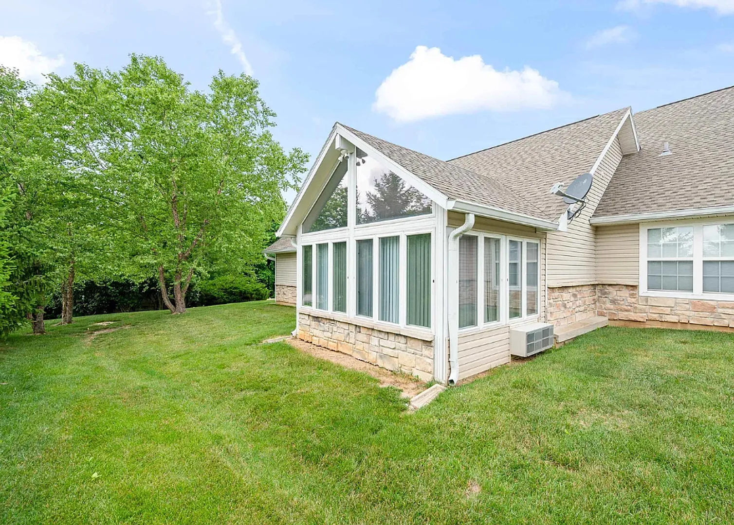 Reduced! Arbor Ridge: 3 Bedroom, 2 Bath - Available Now! — Photo 4
