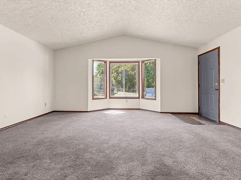 3605 NE 49th St — Photo 4