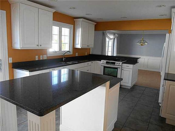 3rd image of 333 Riverdale Dr