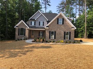 1472 Meadowlands Dr, Winston Salem, NC 27107