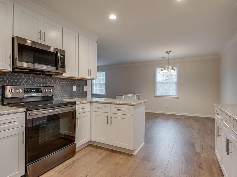 826 Victoria Dr — Photo 16