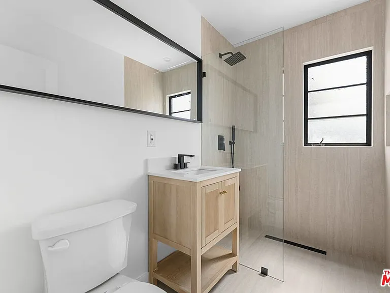 8730 Holloway Dr — Photo 19