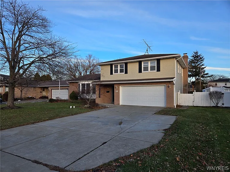 161 Foxpoint Dr W — Photo 2