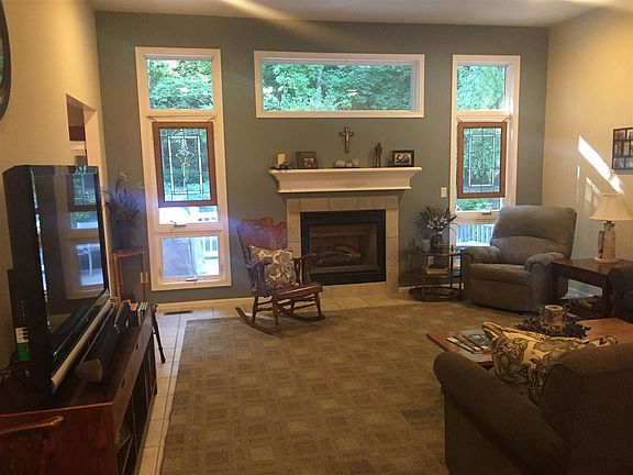 3rd image of 934 Essex Park Dr