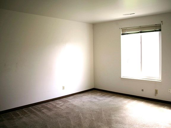 4th image of 462 Emerson Dr