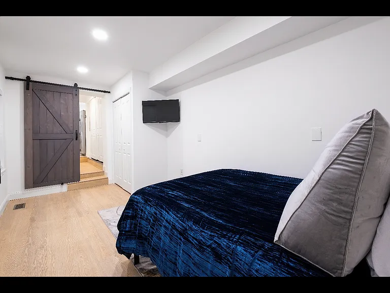 1923 Gough St #1 — Photo 4