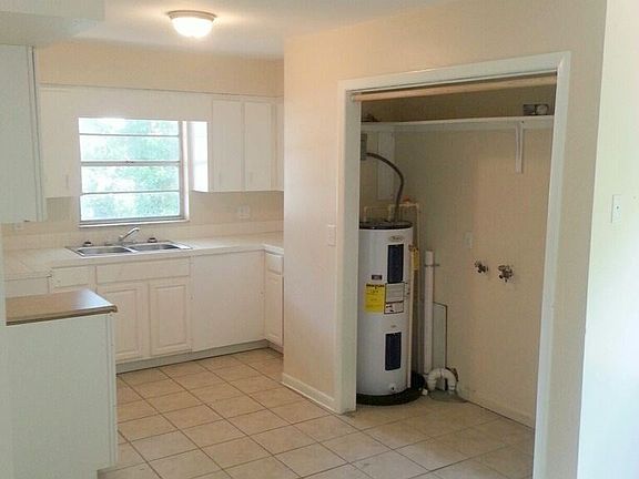 3rd image of 627 Pineville Ln