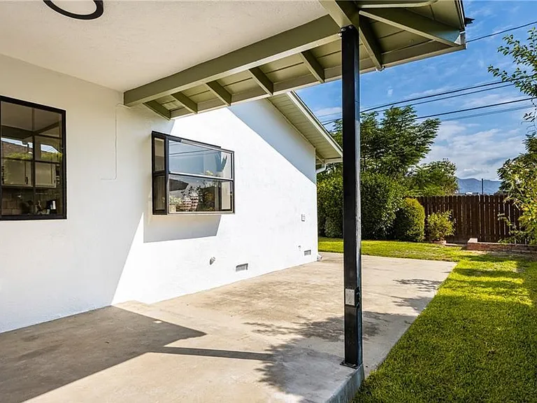 1702 Venice Ave — Photo 14