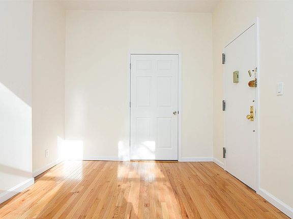 583_Seneca_Ave_1L_(3_of_18)