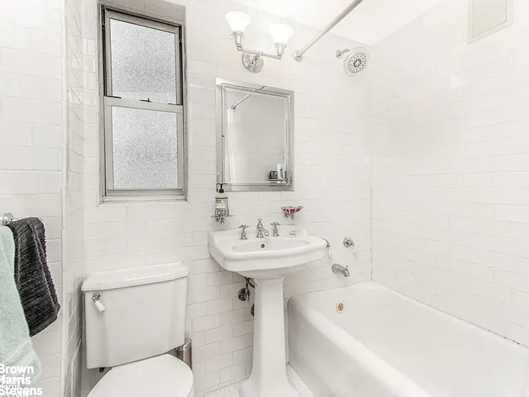 333 E 43rd St #217 — Photo 9