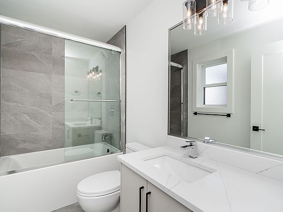 4th image of 224 Hampton St