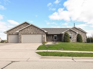 3207 Bittersweet Ln, Dubuque, IA 52001