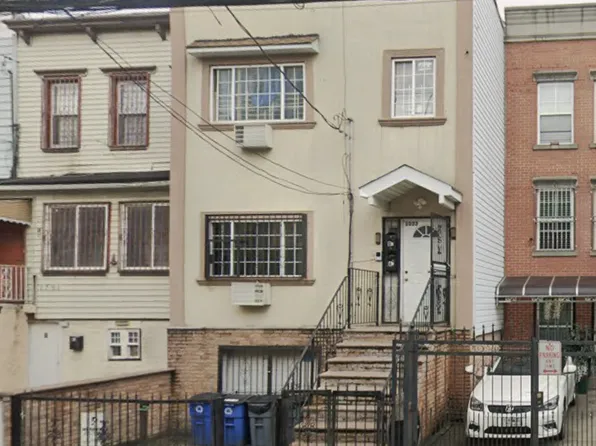 1333 Chisholm Street image 1 of 1