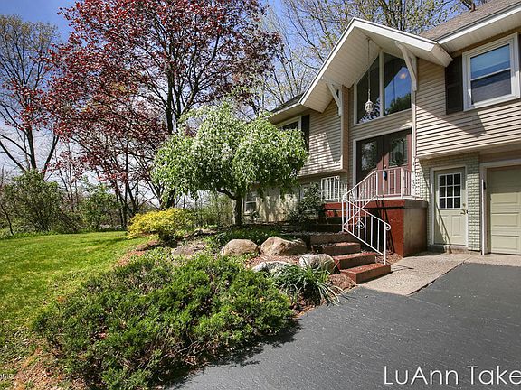 5th image of 3035 Hoag Ave NE