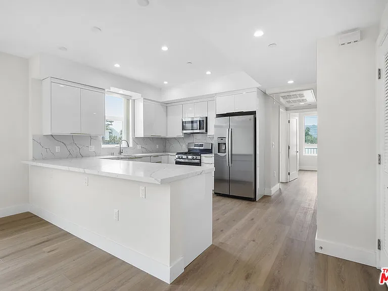 11042 La Maida St #202 — Photo 4