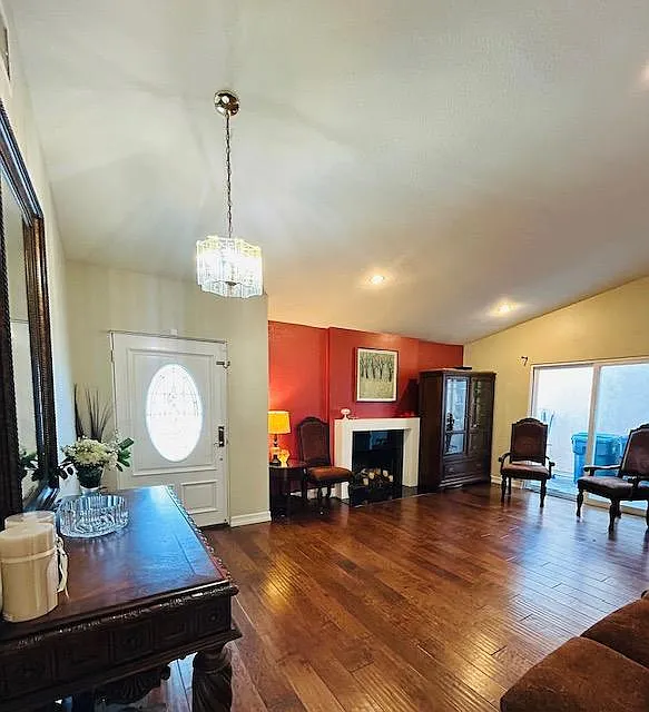 4 bed, 1933 sqft, $4,800 — Photo 3