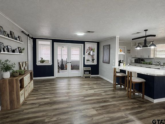 4th image of 361 Noble St