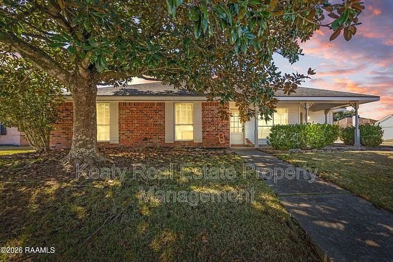 3 bed, 2.0 bath, 1643 sqft, $2,200 — Photo 2